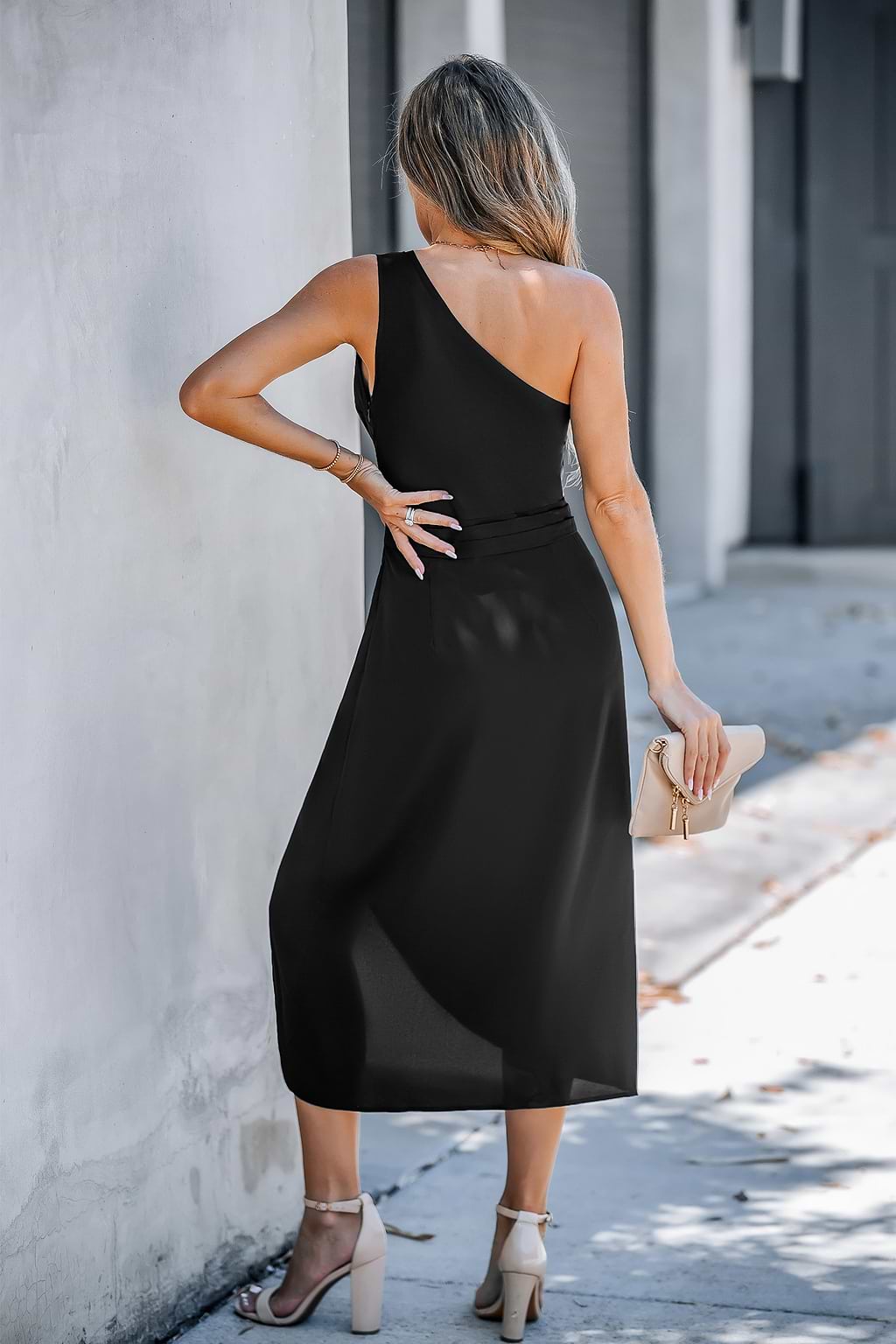 Vestido midi fruncido de un solo hombro en color negro