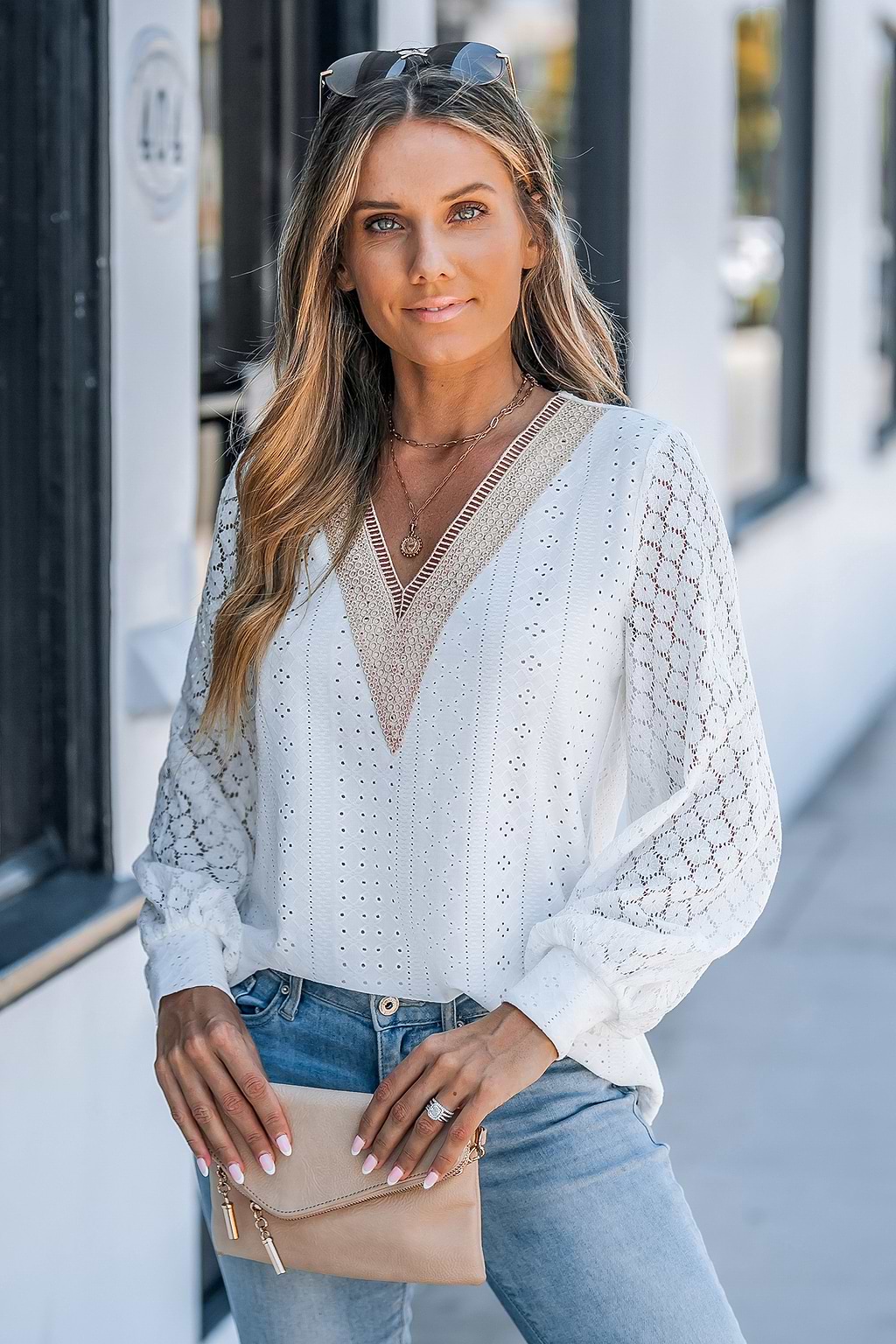 Weiße Bluse mit Spitzenärmeln und V-Ausschnitt