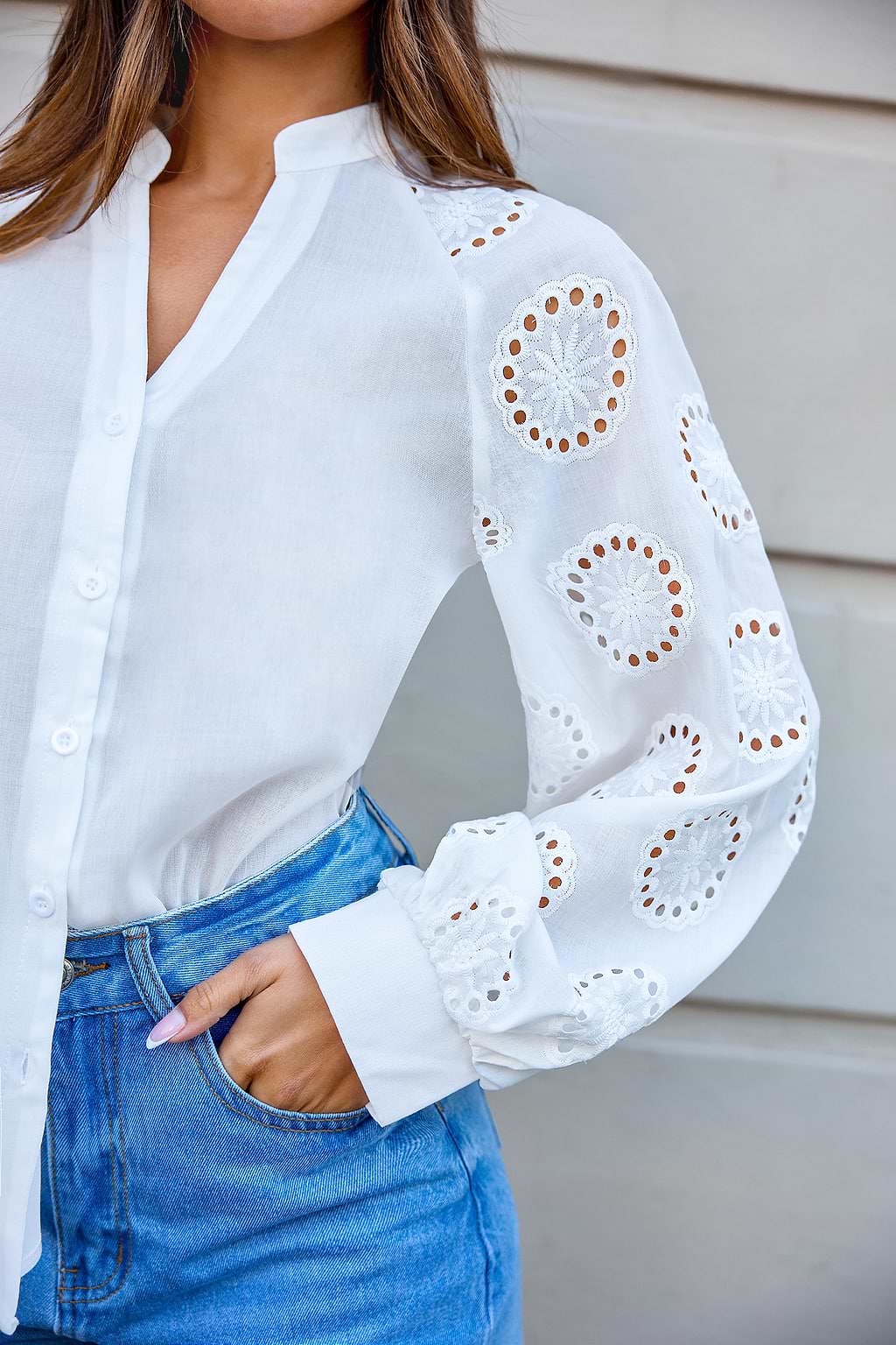 Weiße Bluse mit Knopfleiste und Puffärmeln