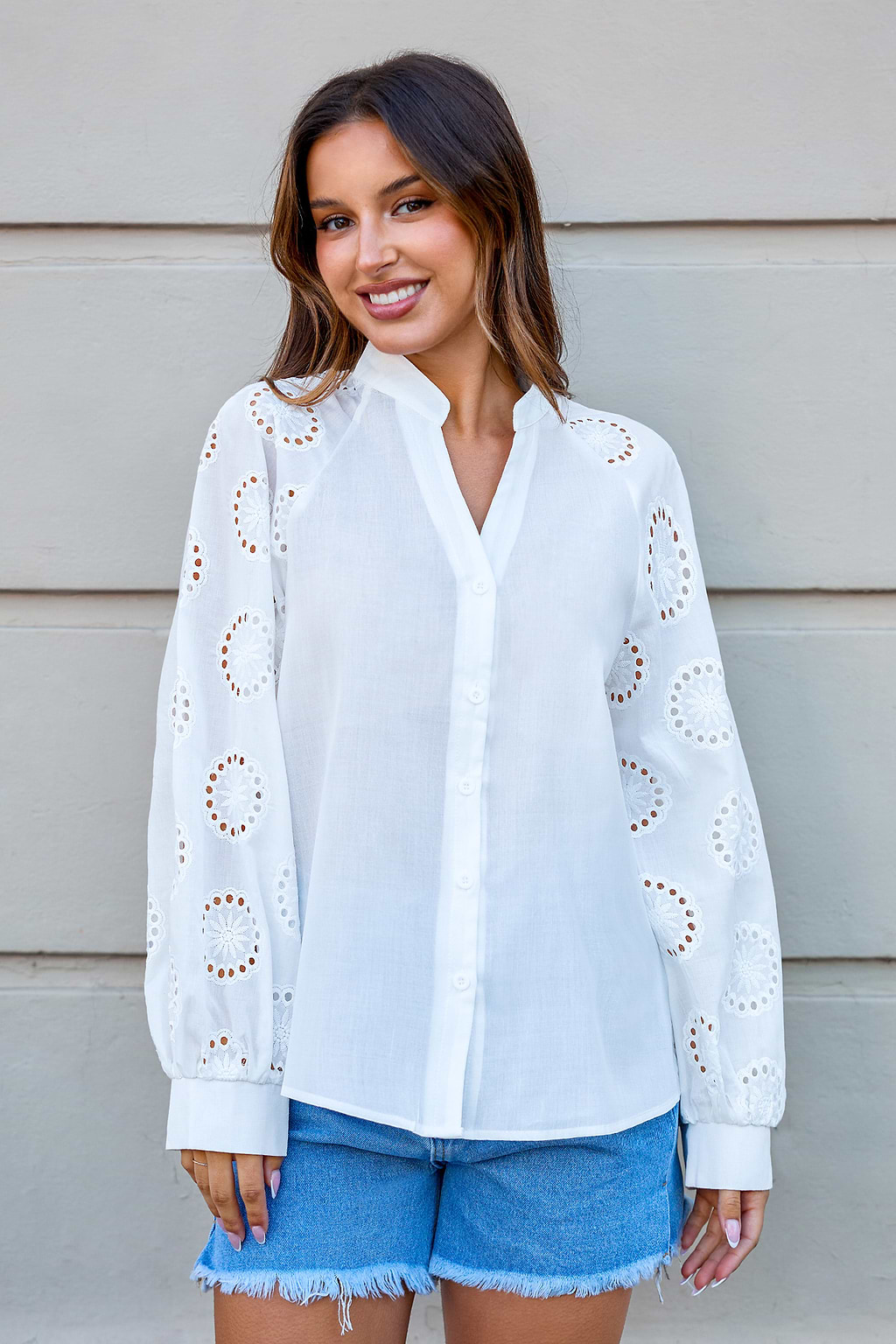 Weiße Bluse mit Knopfleiste und Puffärmeln