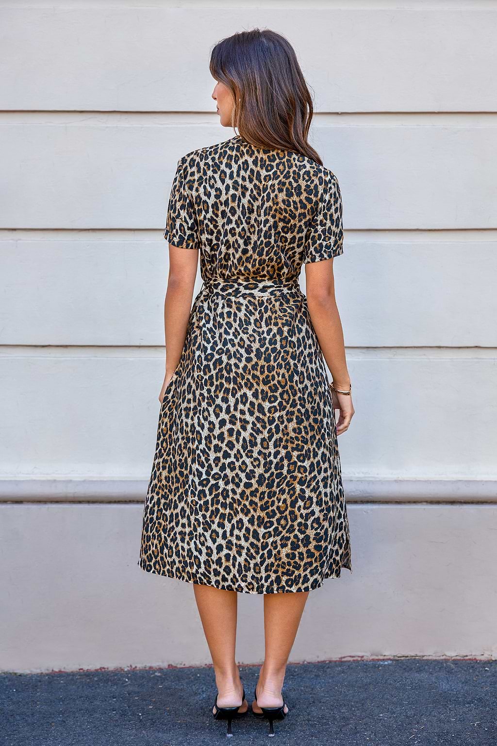 Vestido midi abotonado de manga corta con estampado de leopardo