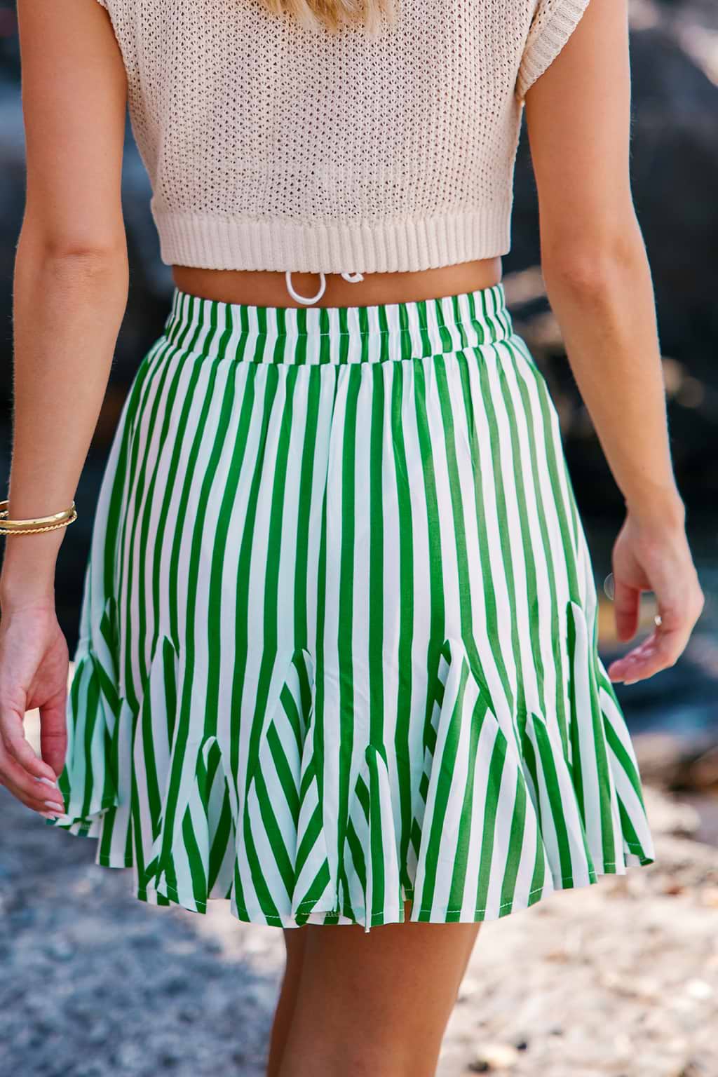 Grüner gestreifter Rock mit ausgestelltem Bein