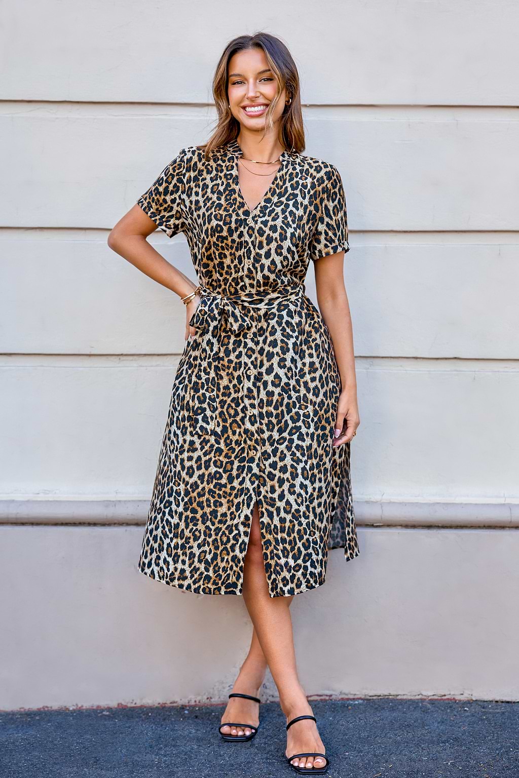 Vestido midi abotonado de manga corta con estampado de leopardo