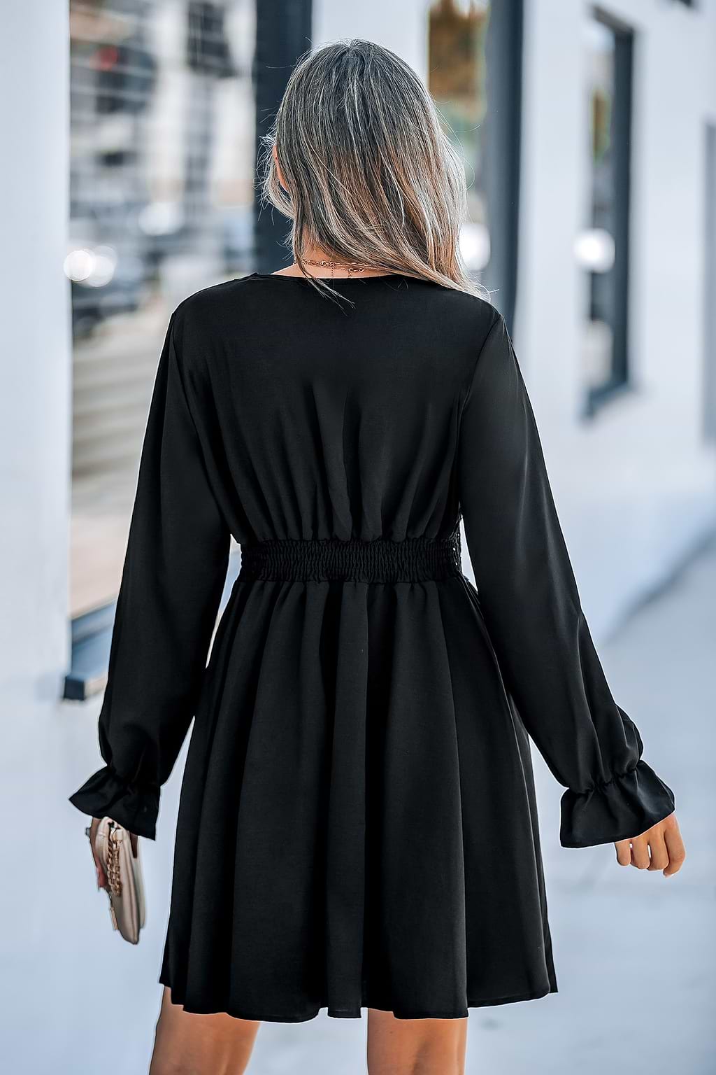 Vestido corto de encaje negro con escote en V y mangas estilo poeta