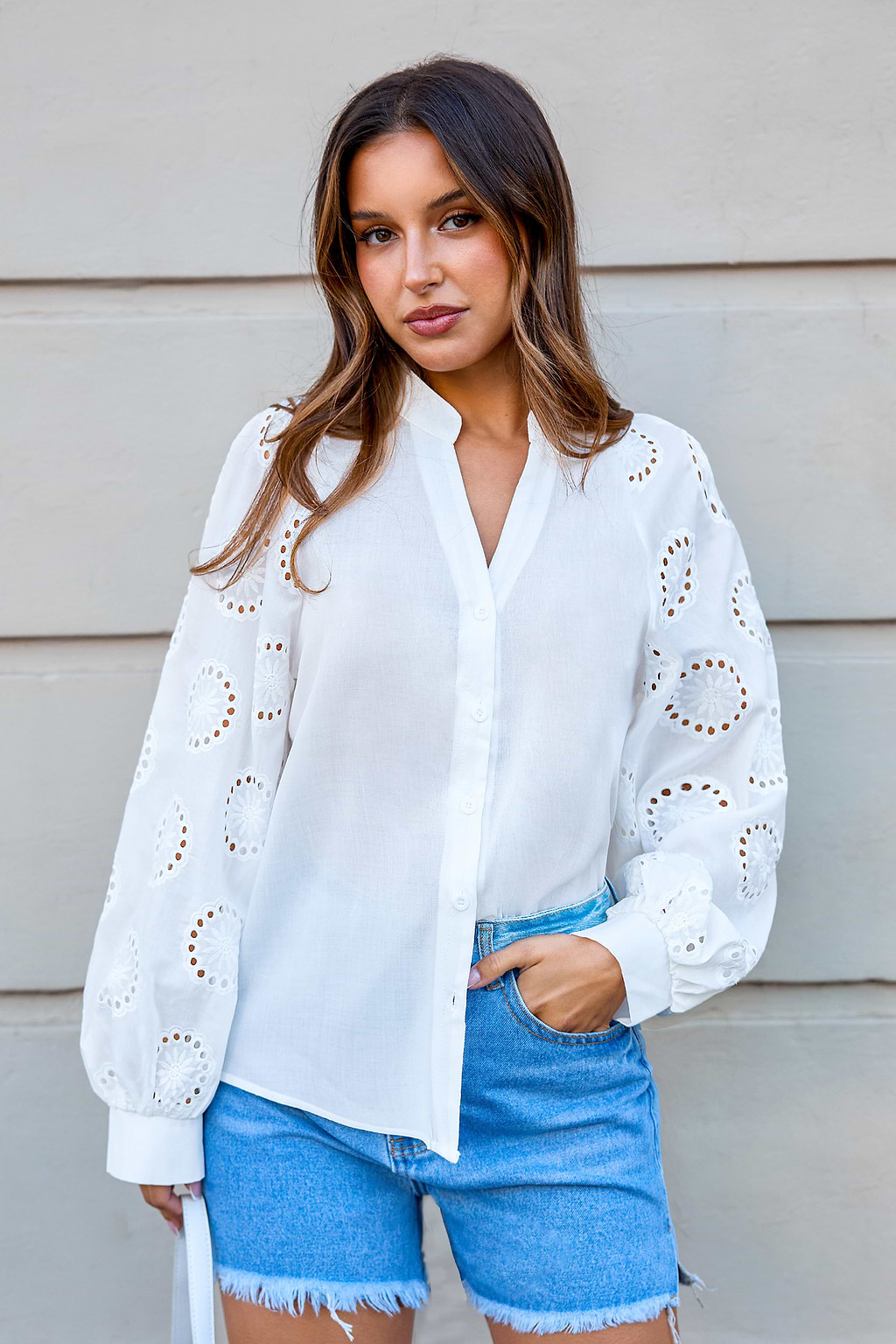 Weiße Bluse mit Knopfleiste und Puffärmeln