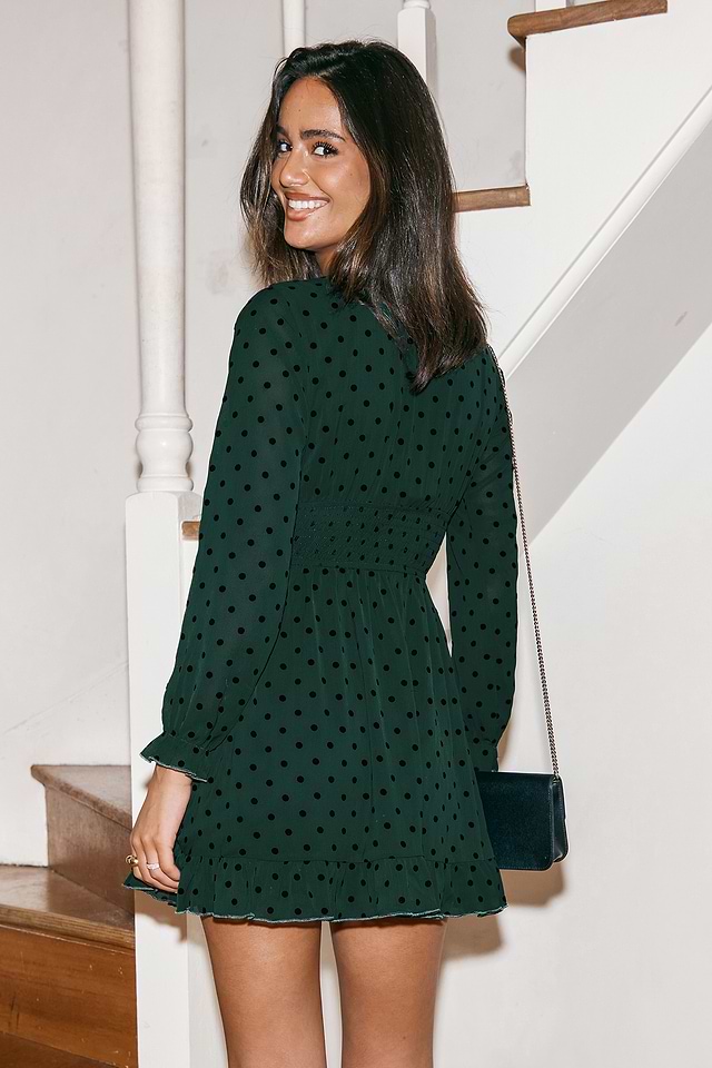 Robe courte à col en V et manches longues avec pois verte