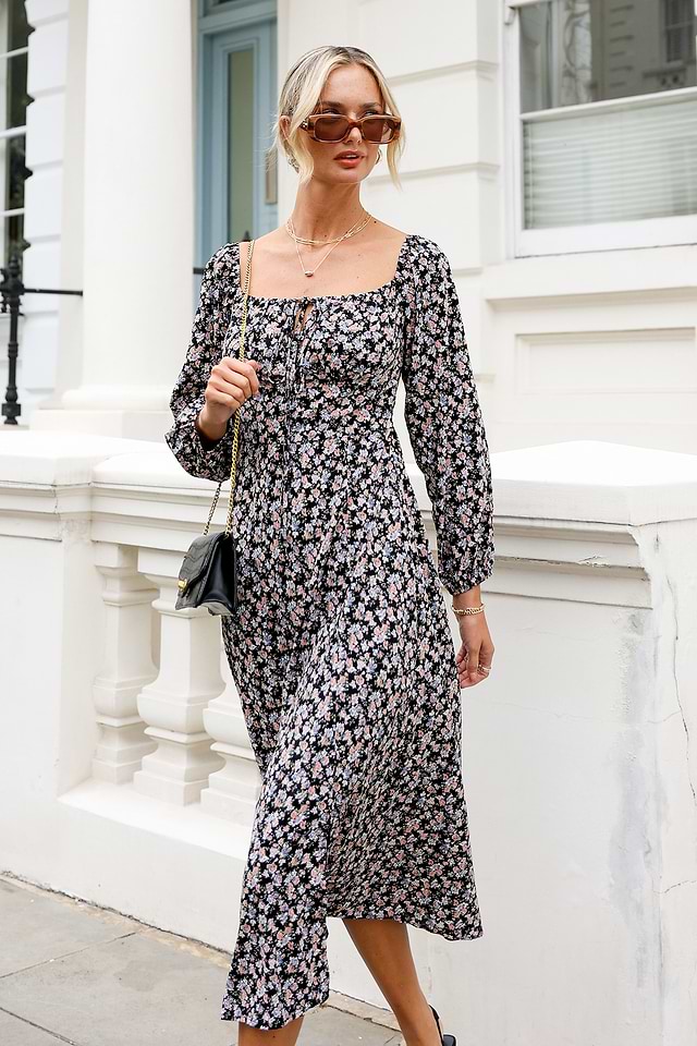 Robe midi à manches longues et épaules dénudées avec fleurs