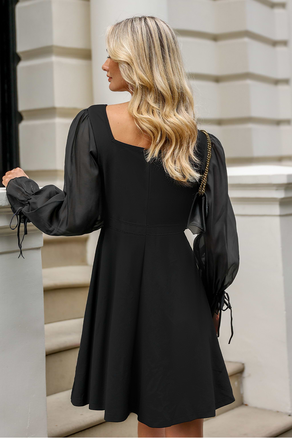 Zwarte vierkante hals lange mouw mini-jurk