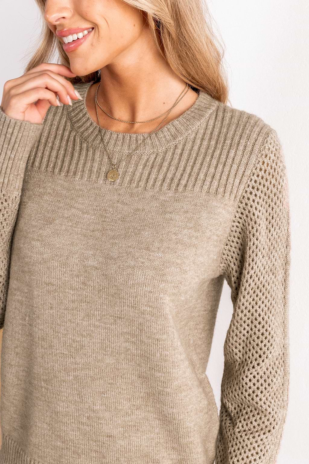 Khakifarbener Langarmpullover mit Rundhalsausschnitt