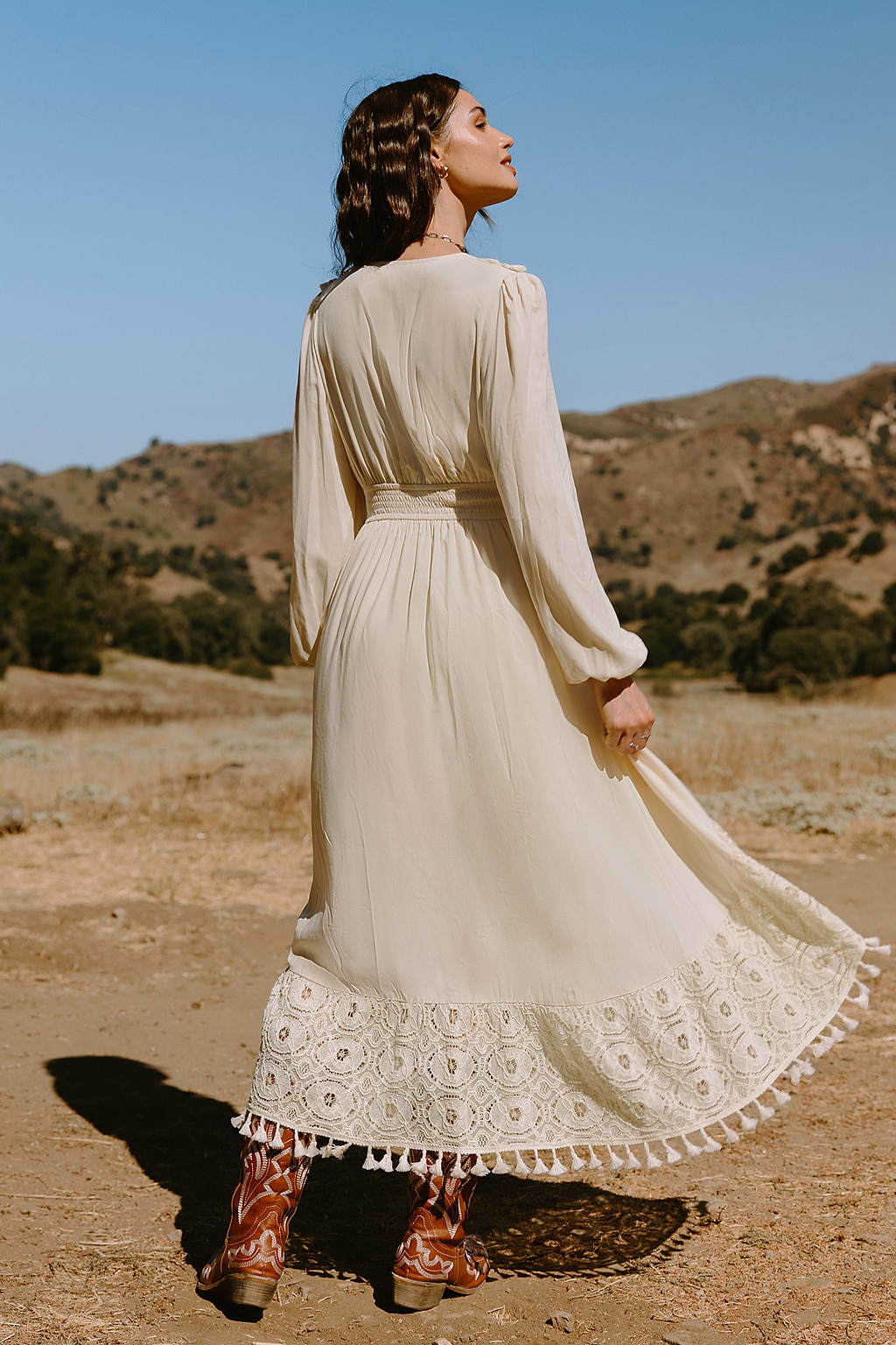 Vestido midi con mangas abullonadas y escote pronunciado en color albaricoque