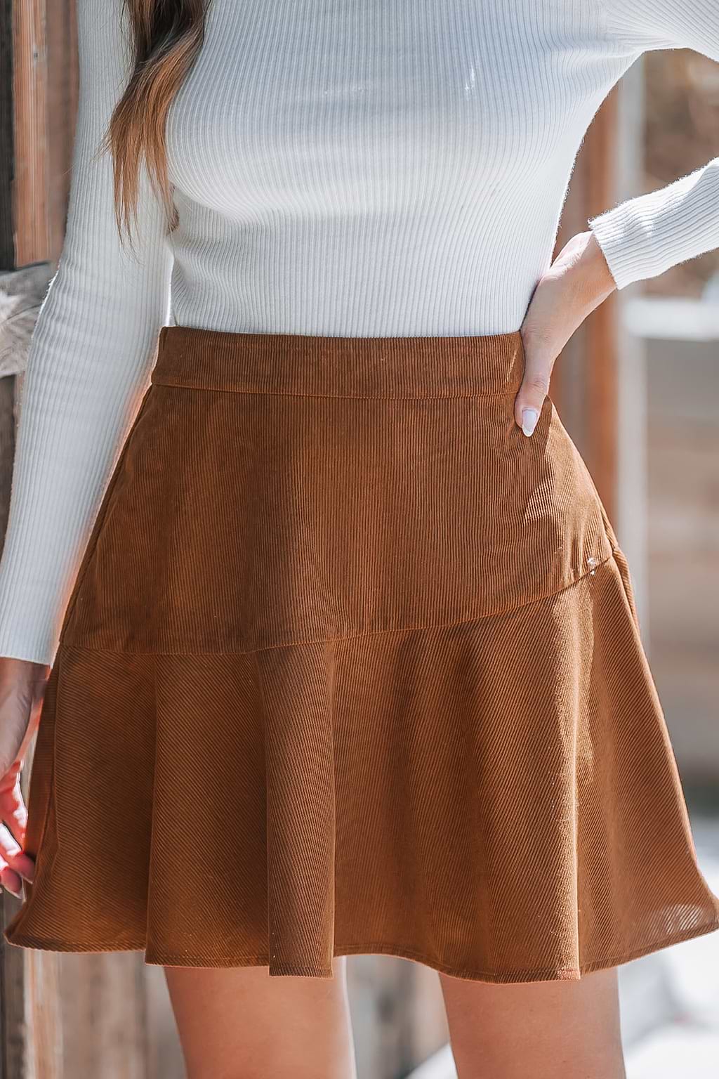 Brauner Mini-Cordrock mit gerafftem Saum