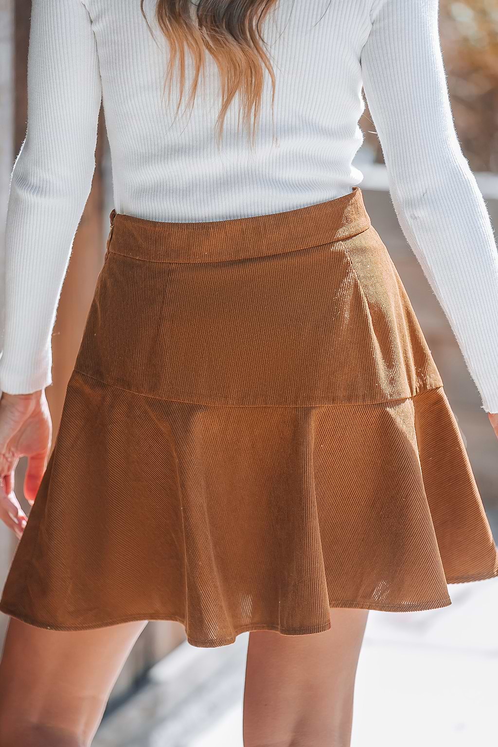 Brauner Mini-Cordrock mit gerafftem Saum