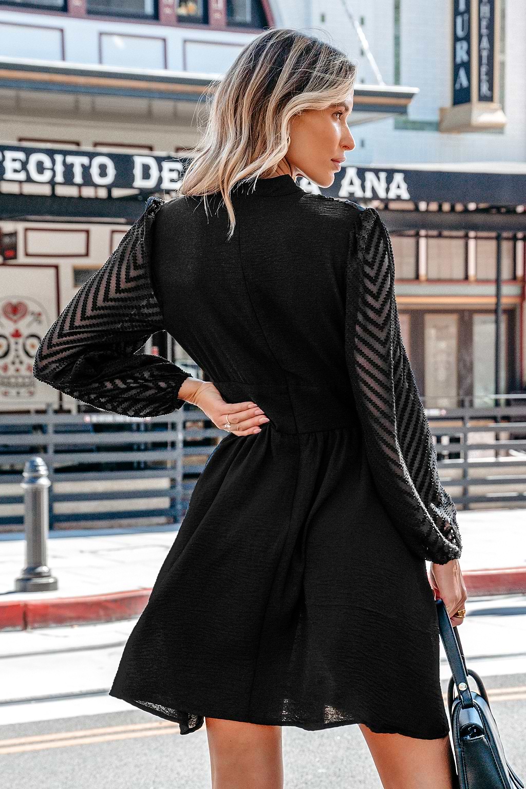 Czarna  prześwitująca sukienka mini z długim rękawem i golfem