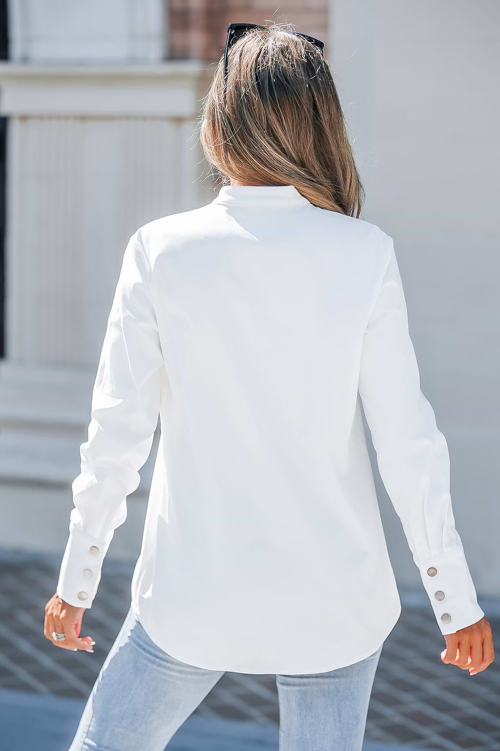 Haut à col montant et manches longues avec boutons blanc