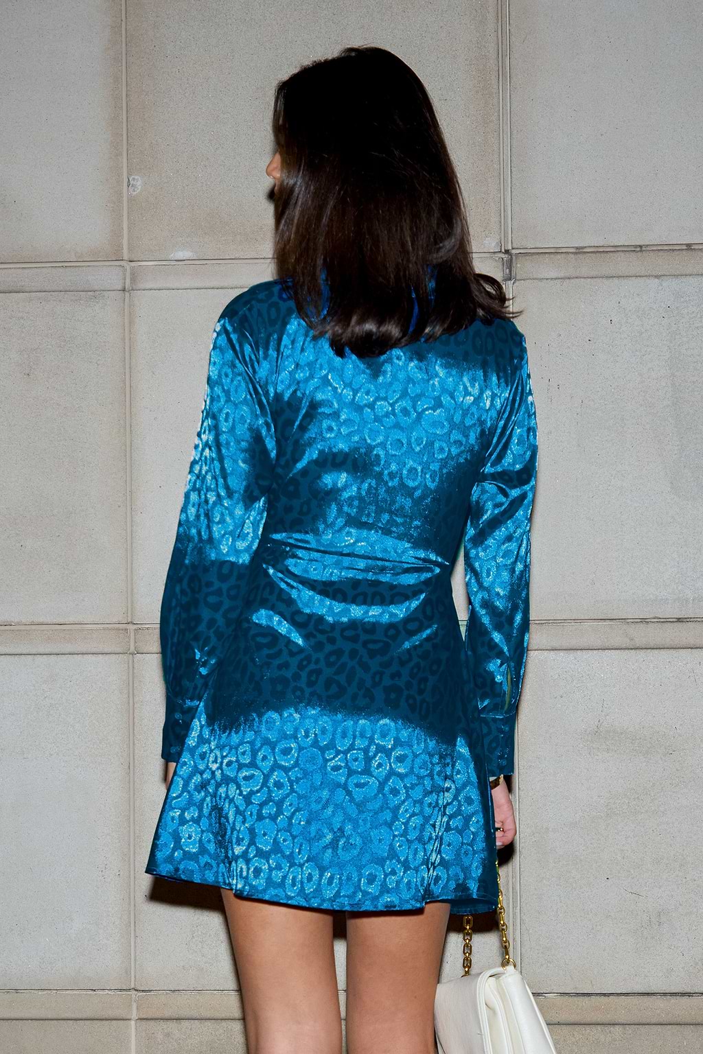 Vestido corto de manga larga con escote y estampado de leopardo azul