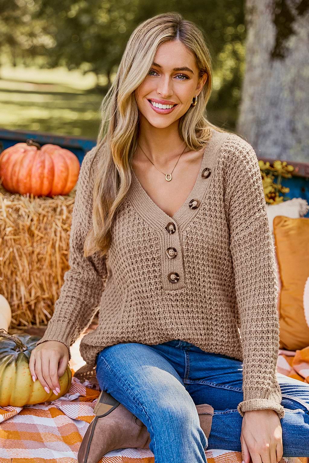 Suéter Henley de manga larga con cuello en V de color marrón claro
