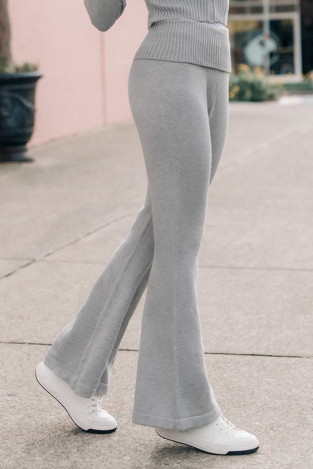 Graue Strickhosen mit ausgestelltem Bein