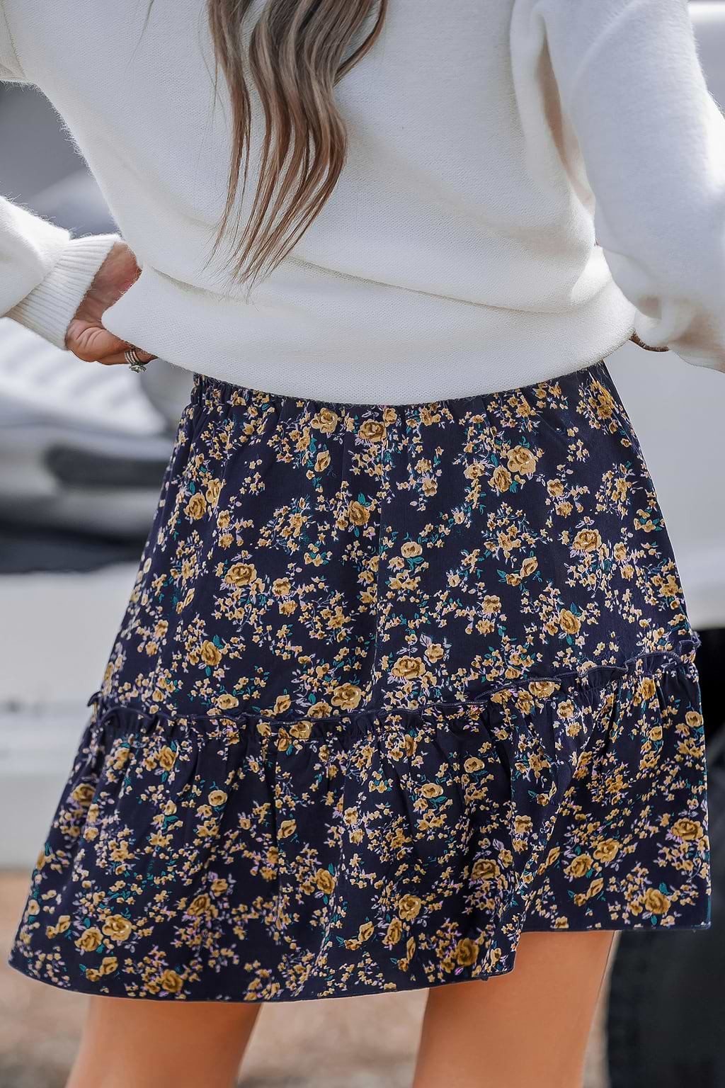 Jupe courte nouée à la taille à fleurs bleue