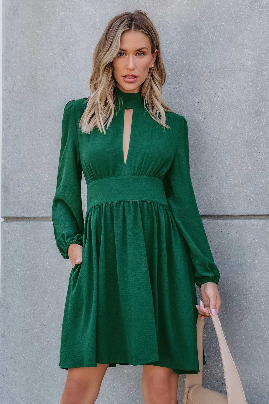 Vestido corto con escote alto y mangas abullonadas con aberturas en color esmeralda