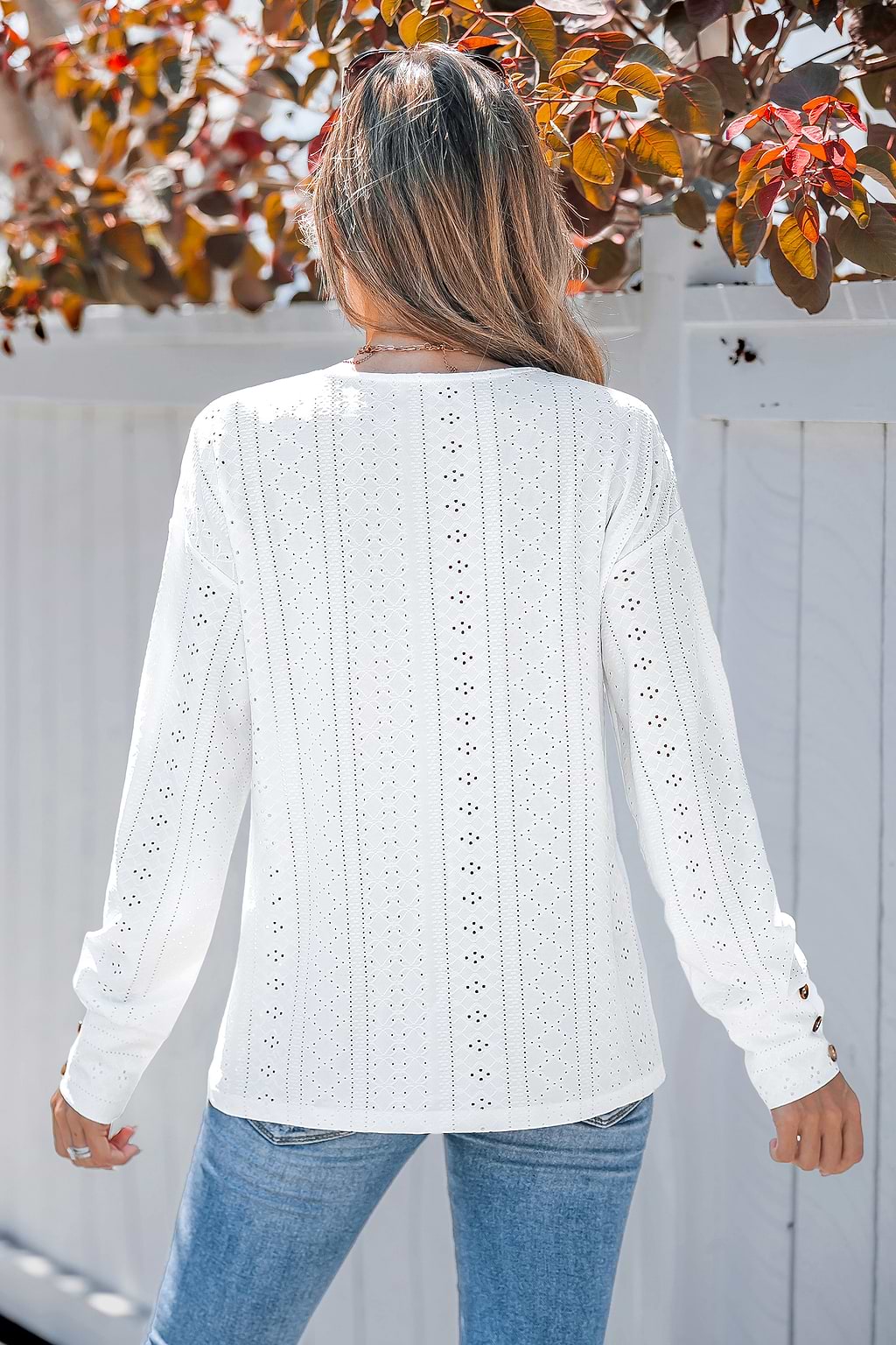 Blusa de manga larga con cuello de encaje y ojales de jersey blanco