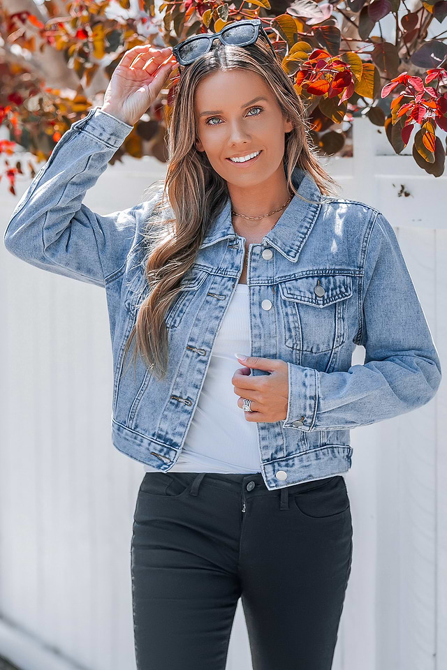 Chaqueta corta de mezclilla con botones delanteros