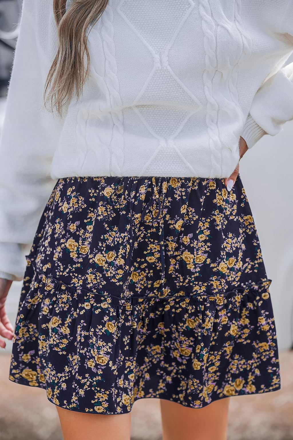 Jupe courte nouée à la taille à fleurs bleue