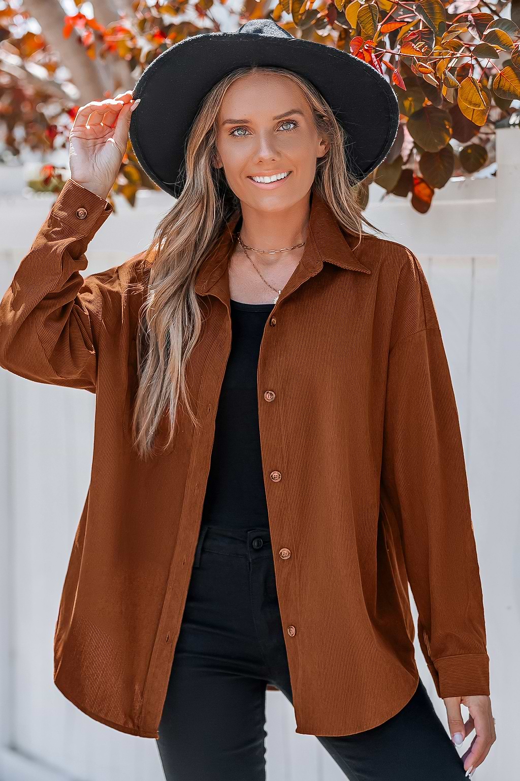 Orange langärmeliges Oberteil mit Kragen und Knopfleiste