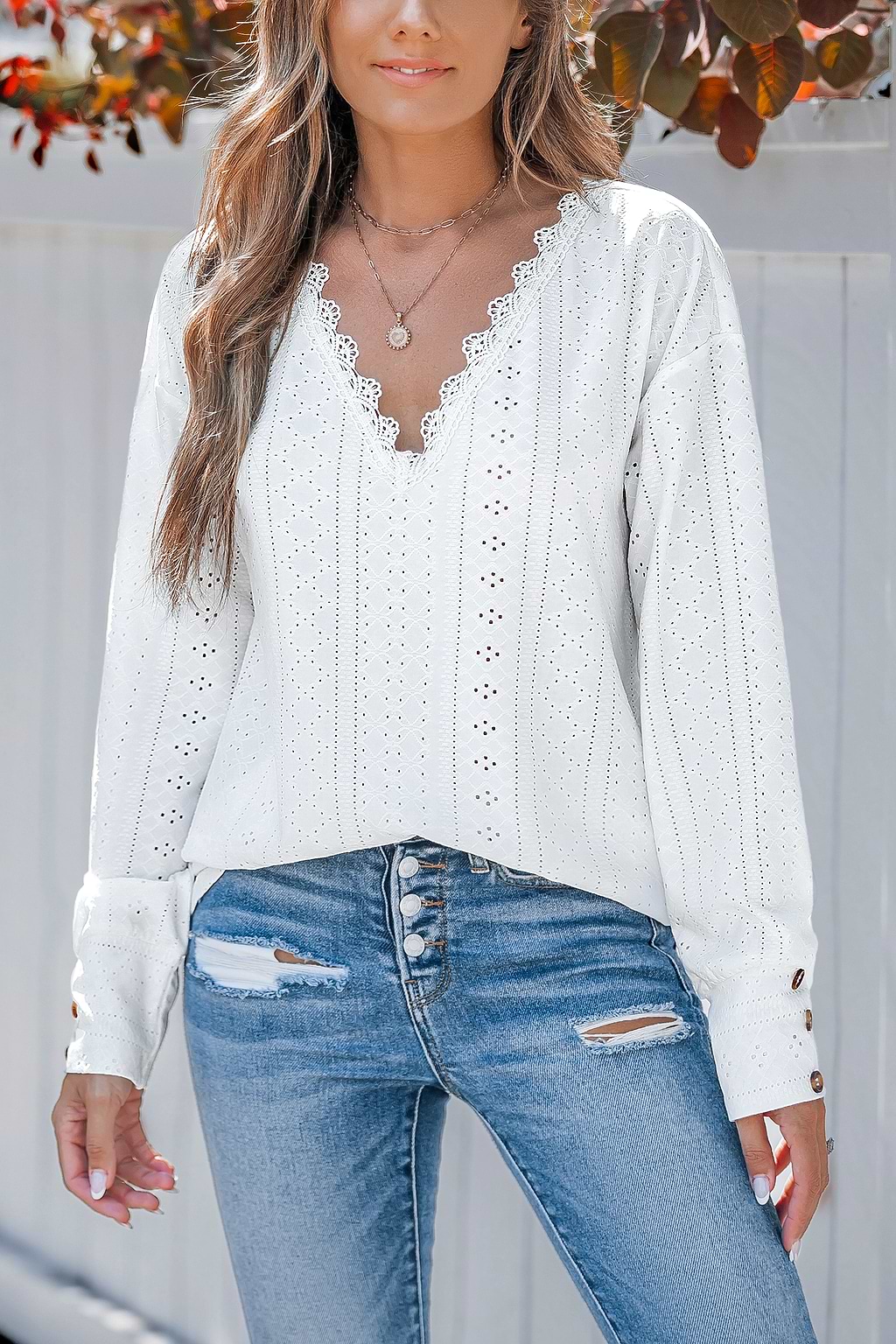 Blusa de manga larga con cuello de encaje y ojales de jersey blanco