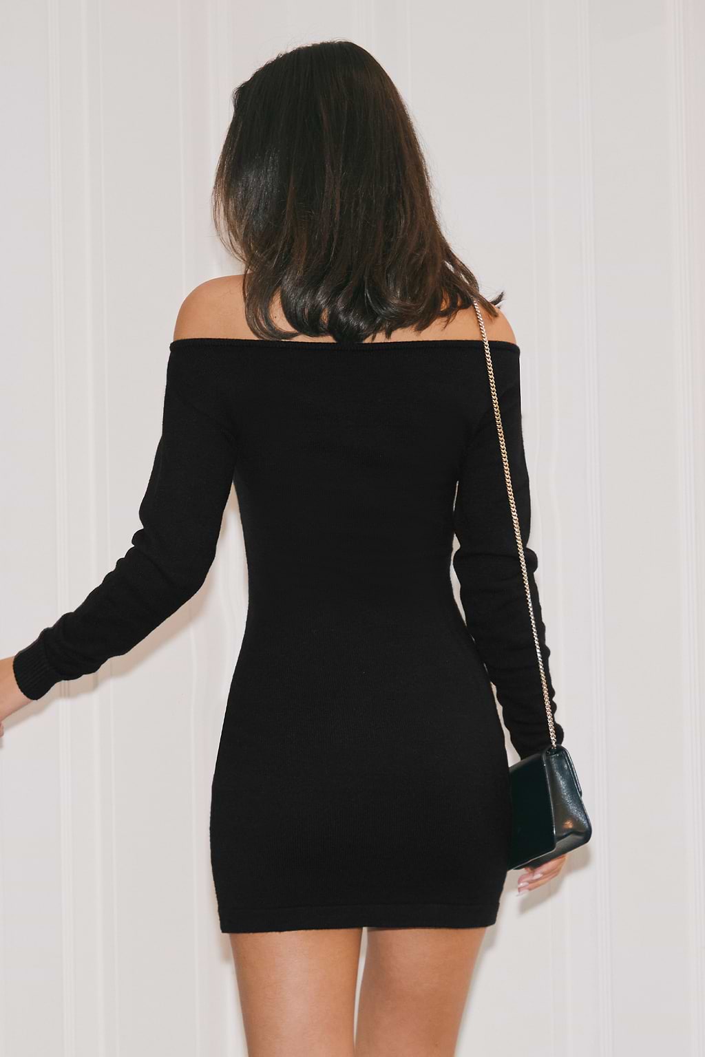 Zwarte gebreide off-shoulder mini-jurk met lange mouwen