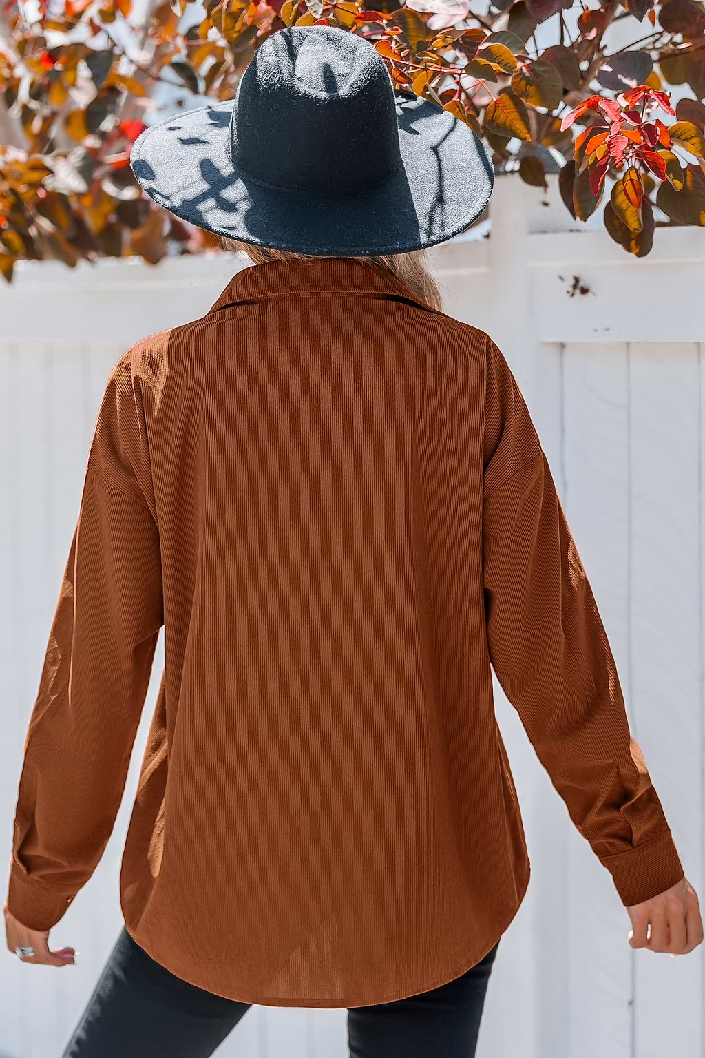 Orange langärmeliges Oberteil mit Kragen und Knopfleiste