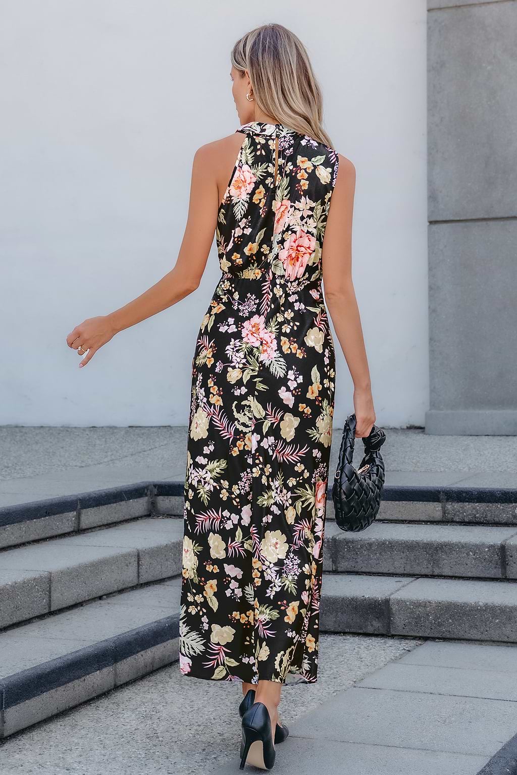 Vestido largo sin mangas con cuello alto y drapeado con flores negras