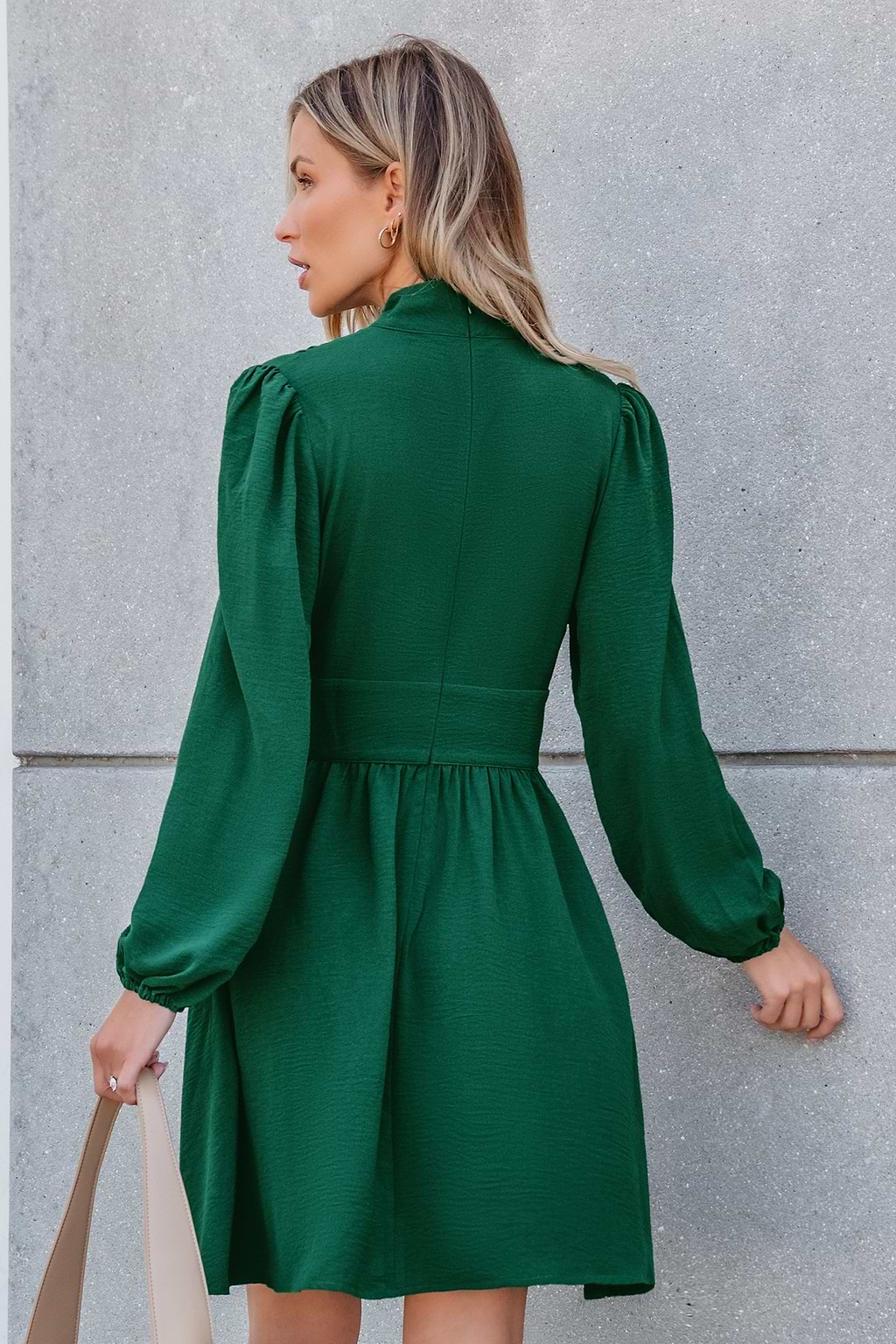 Vestido corto con escote alto y mangas abullonadas con aberturas en color esmeralda