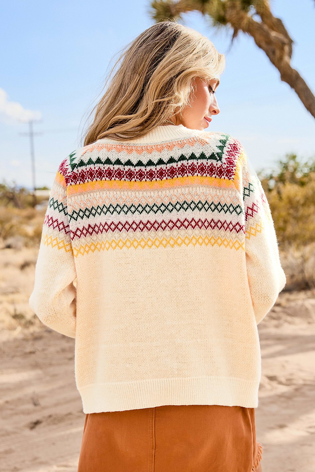 Kremowy sweter w paski z okrągłym dekoltem i długim rękawem