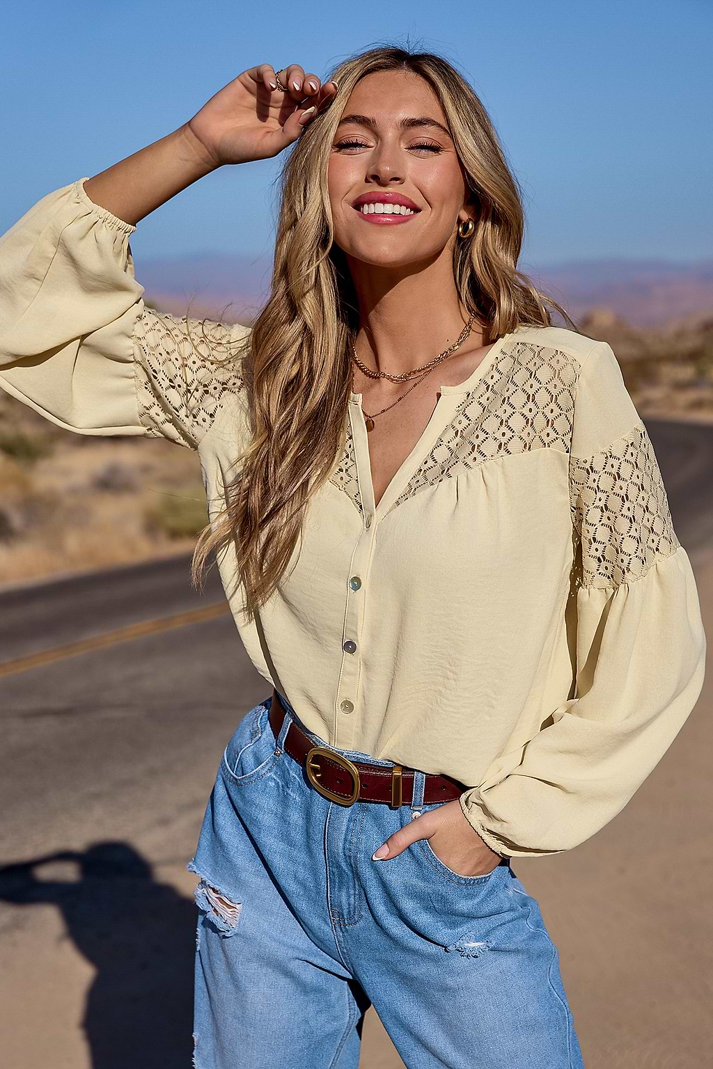 Blusa de manga larga estilo blusón con escote en V color albaricoque