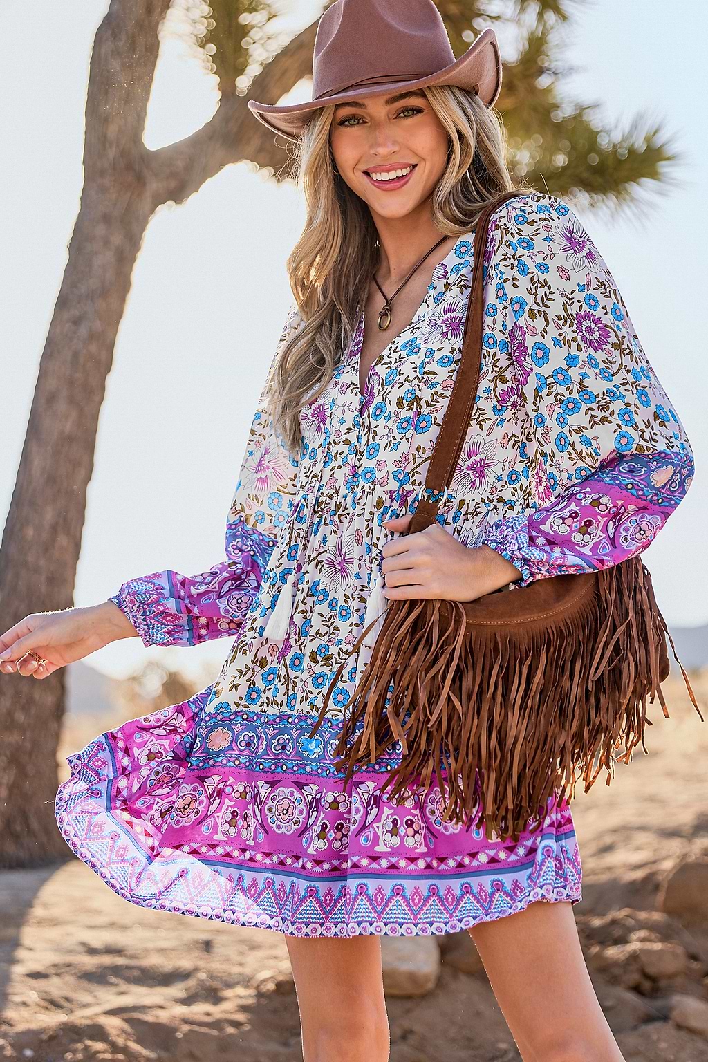 Vestido corto con mangas abullonadas y escote pronunciado con estampado floral azul y rosa