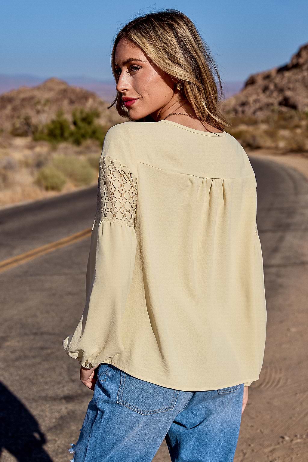 Blusa de manga larga estilo blusón con escote en V color albaricoque