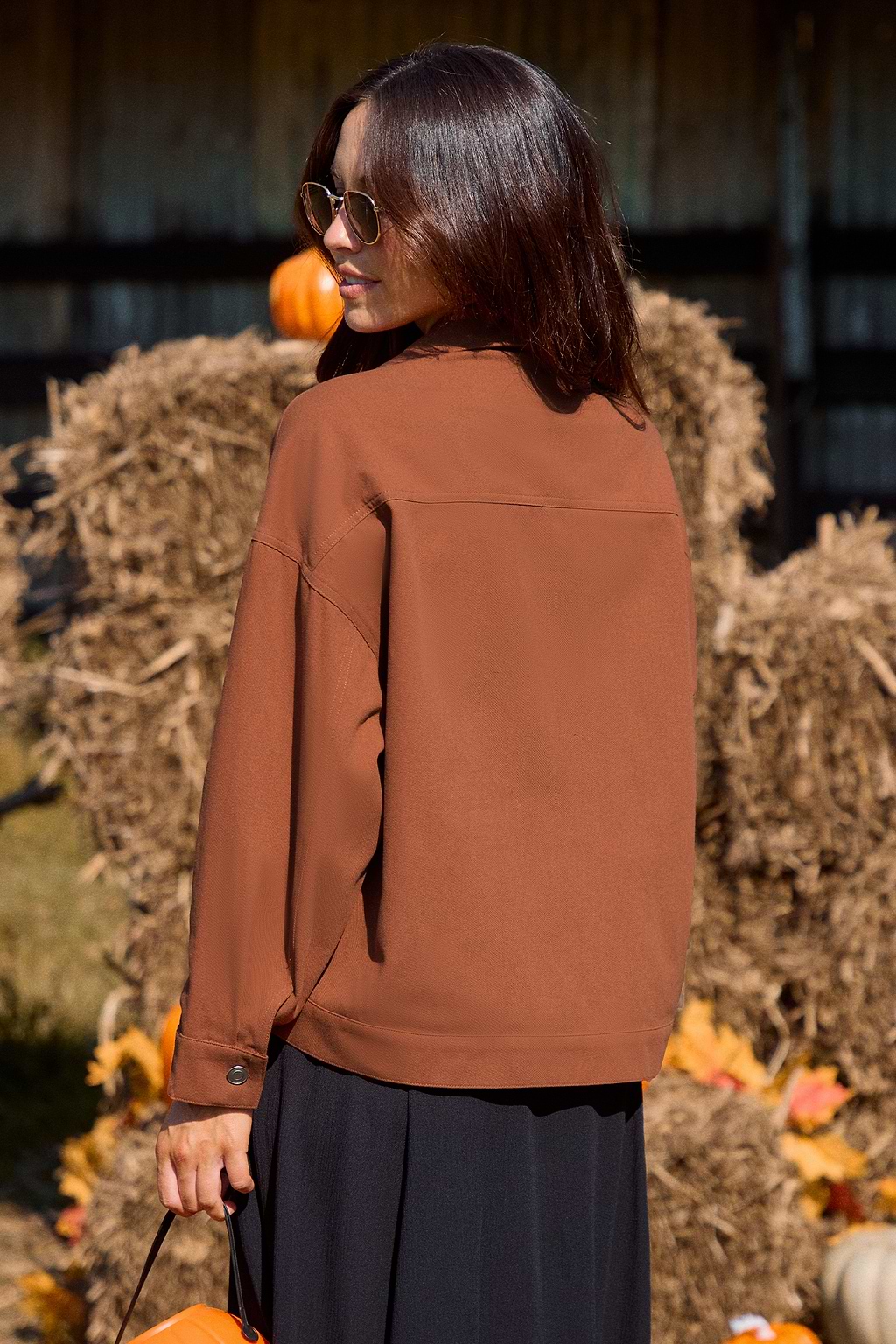 Bruine kraag met lange mouwen en knopen aan de voorkant