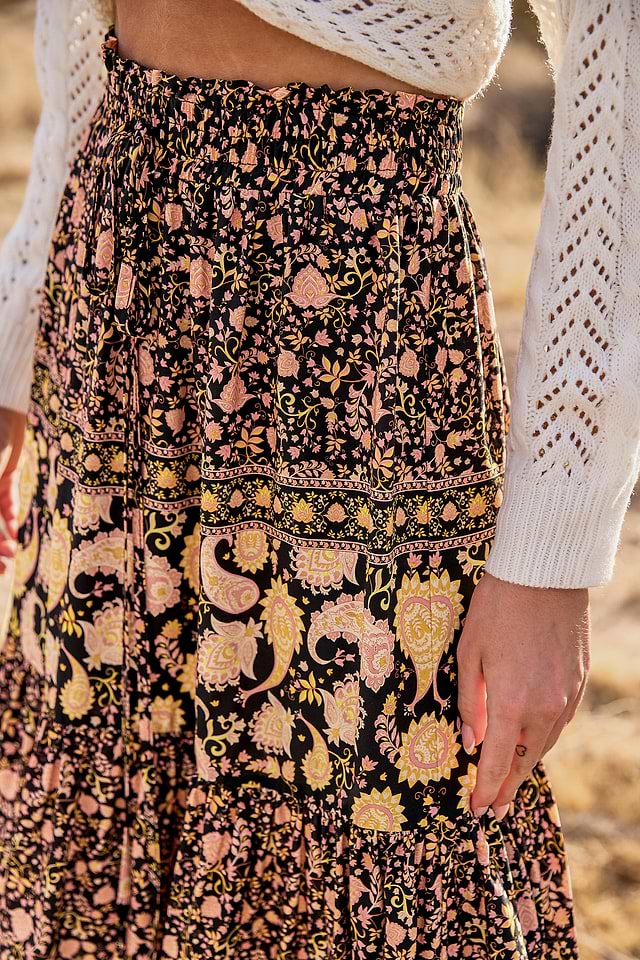 Jupe longue avec taille à smocks à paisley et fleurs noire
