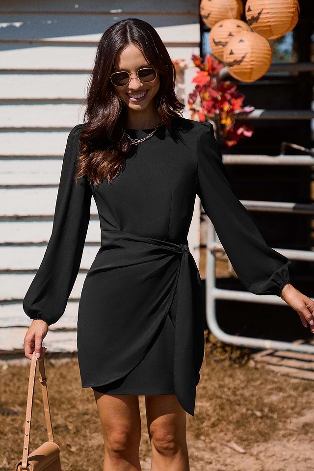 Vestido corto negro de cuello redondo manga larga y lazo lateral