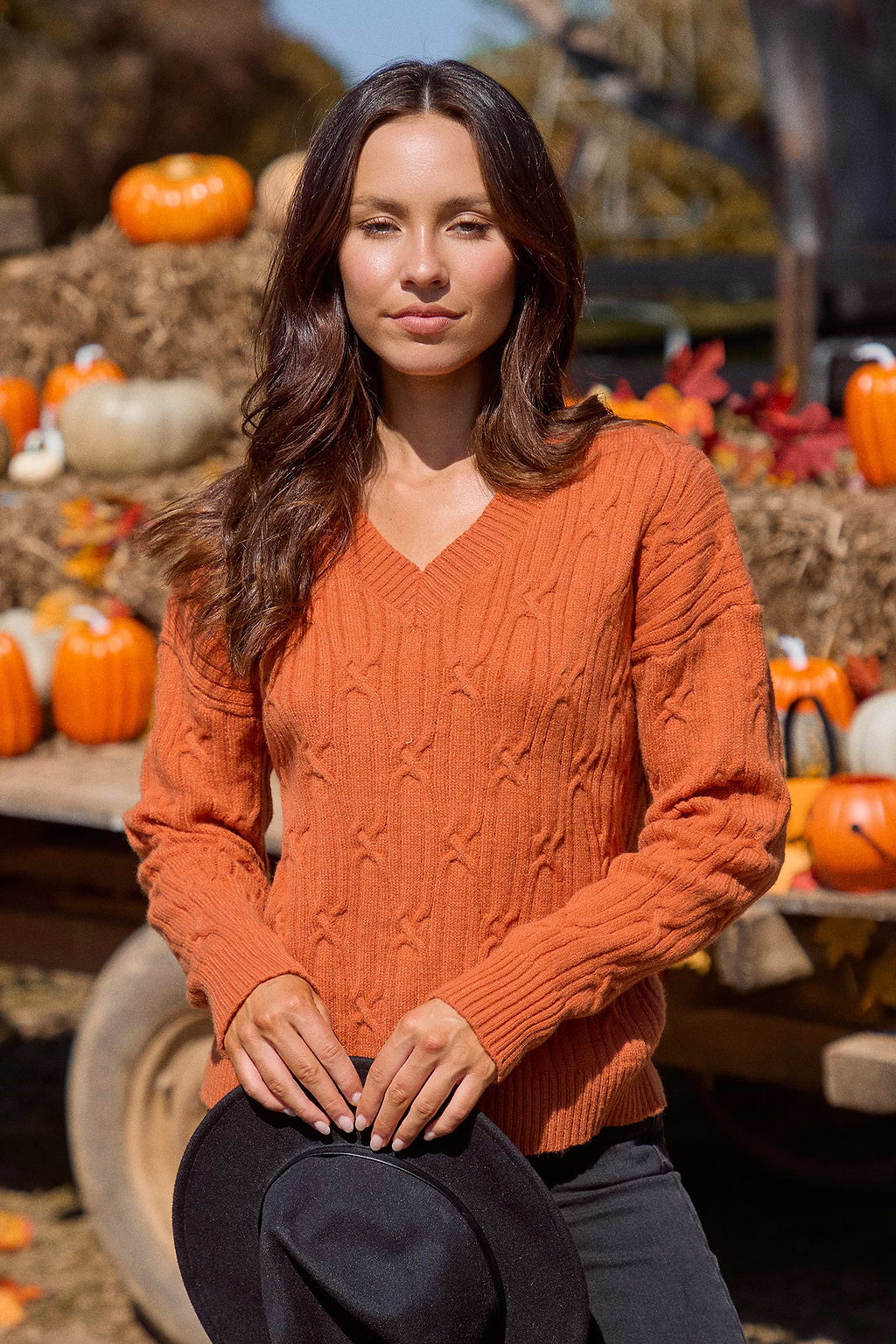 Orangefarbener langärmeliger Pullover mit V-Ausschnitt