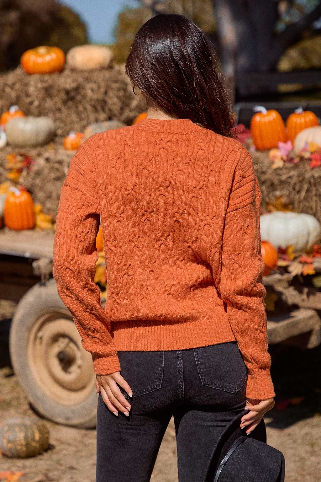 Orangefarbener langärmeliger Pullover mit V-Ausschnitt