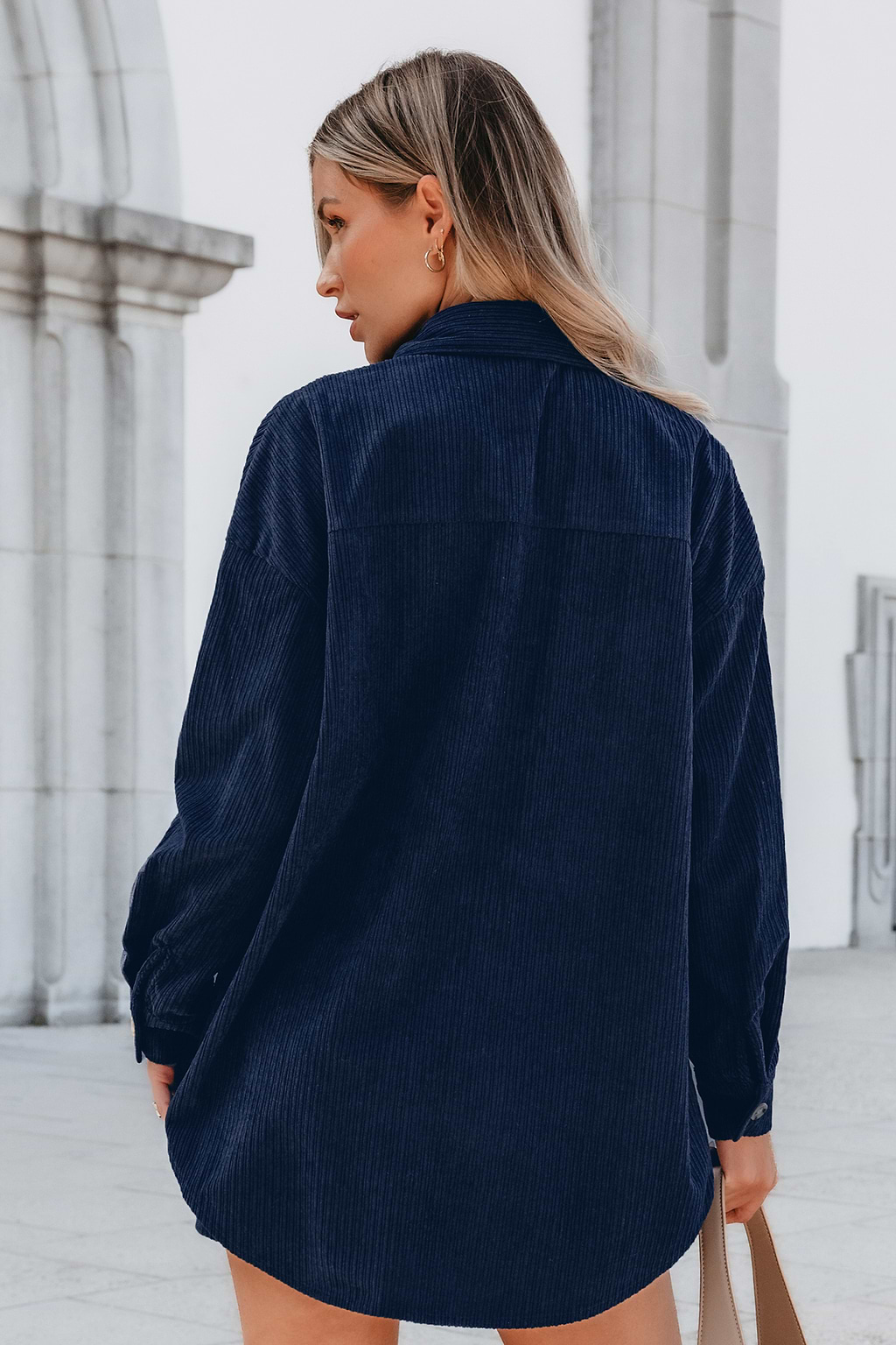 Conjunto de minifalda y camisa de manga larga con cuello azul