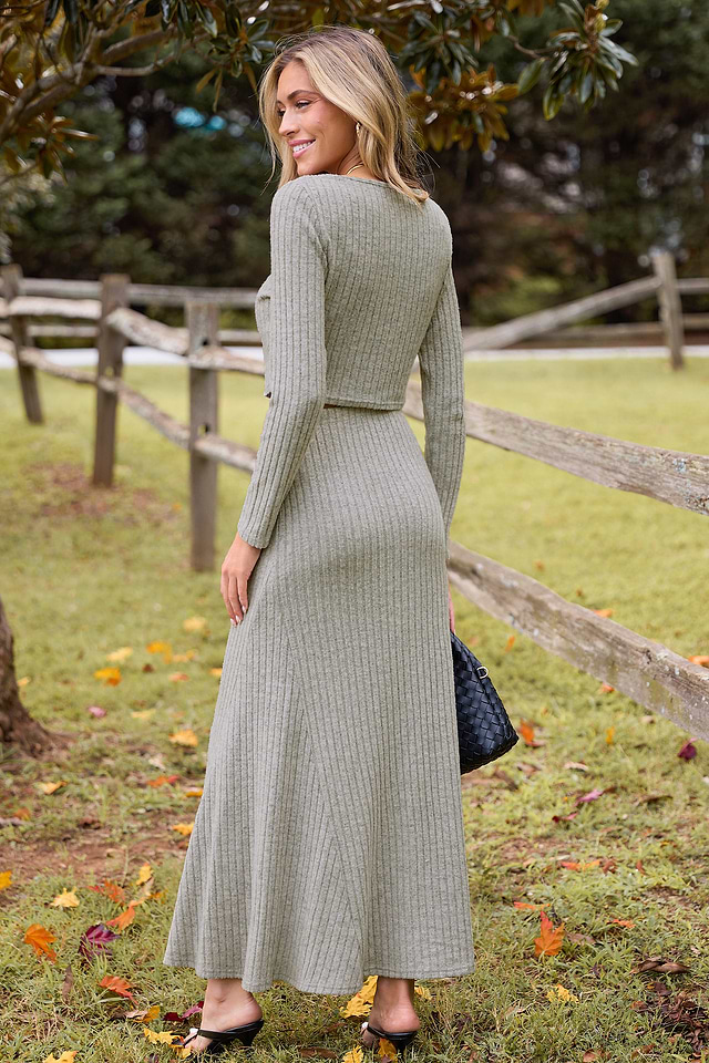 Completo con maglia a maniche lunghe e gonna lunga in maglia a