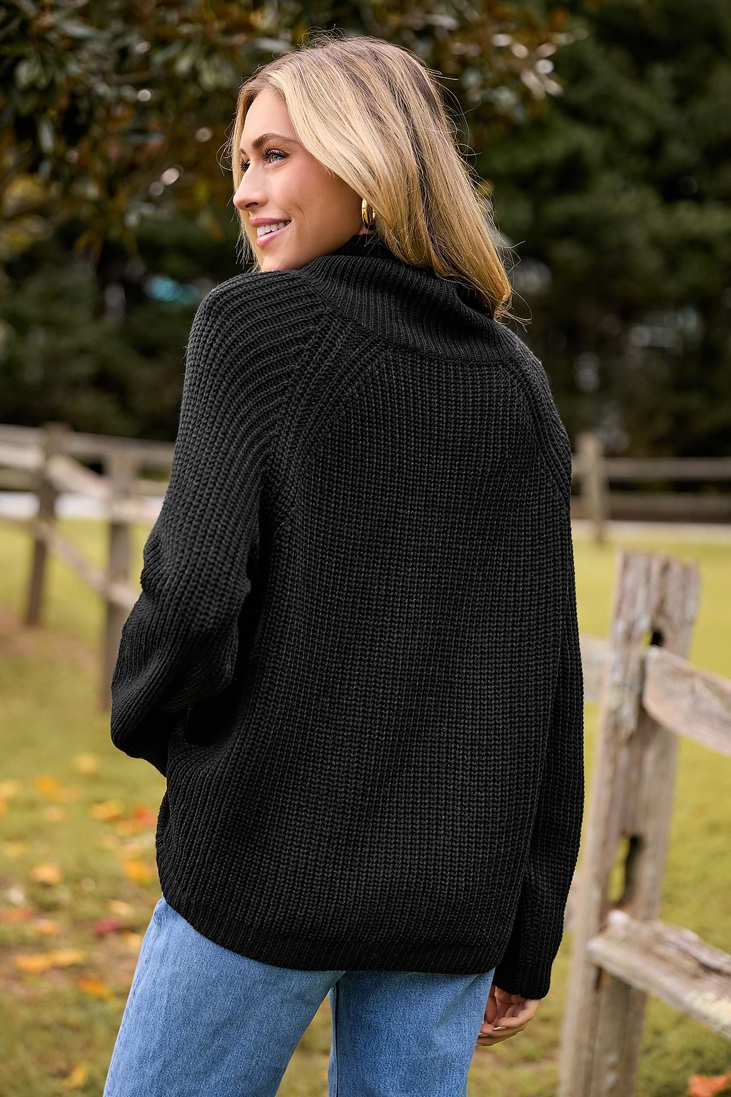 Blusa de cuello alto y manga larga de punto negro