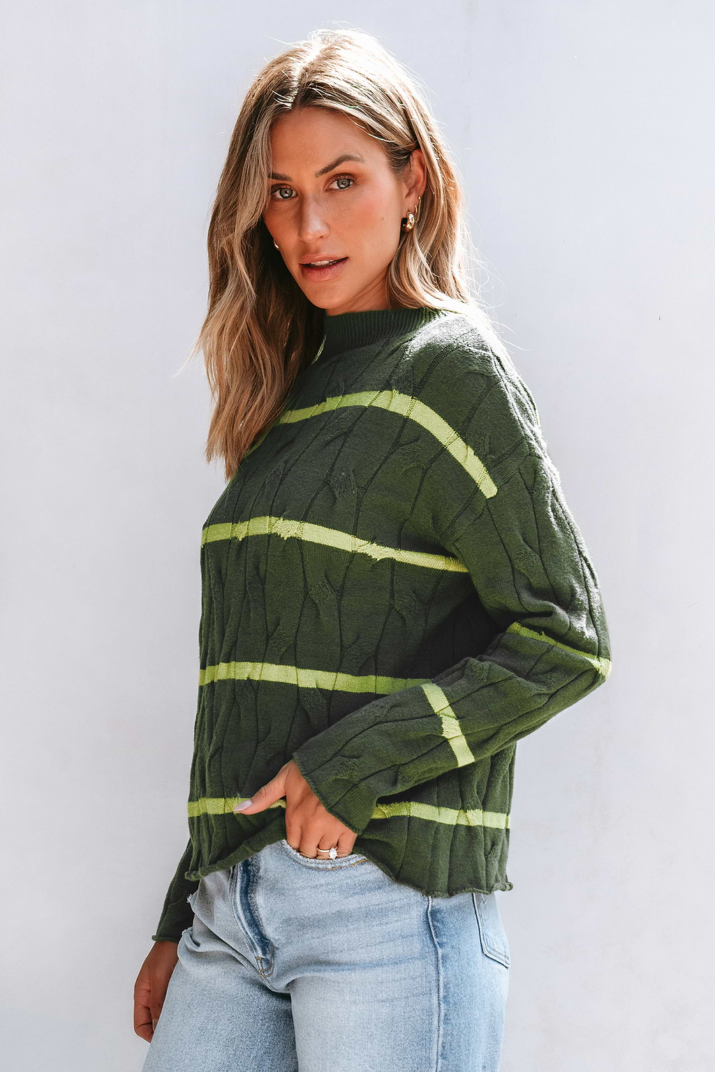 Maglione a collo alto in maglia a trecce a righe verdi