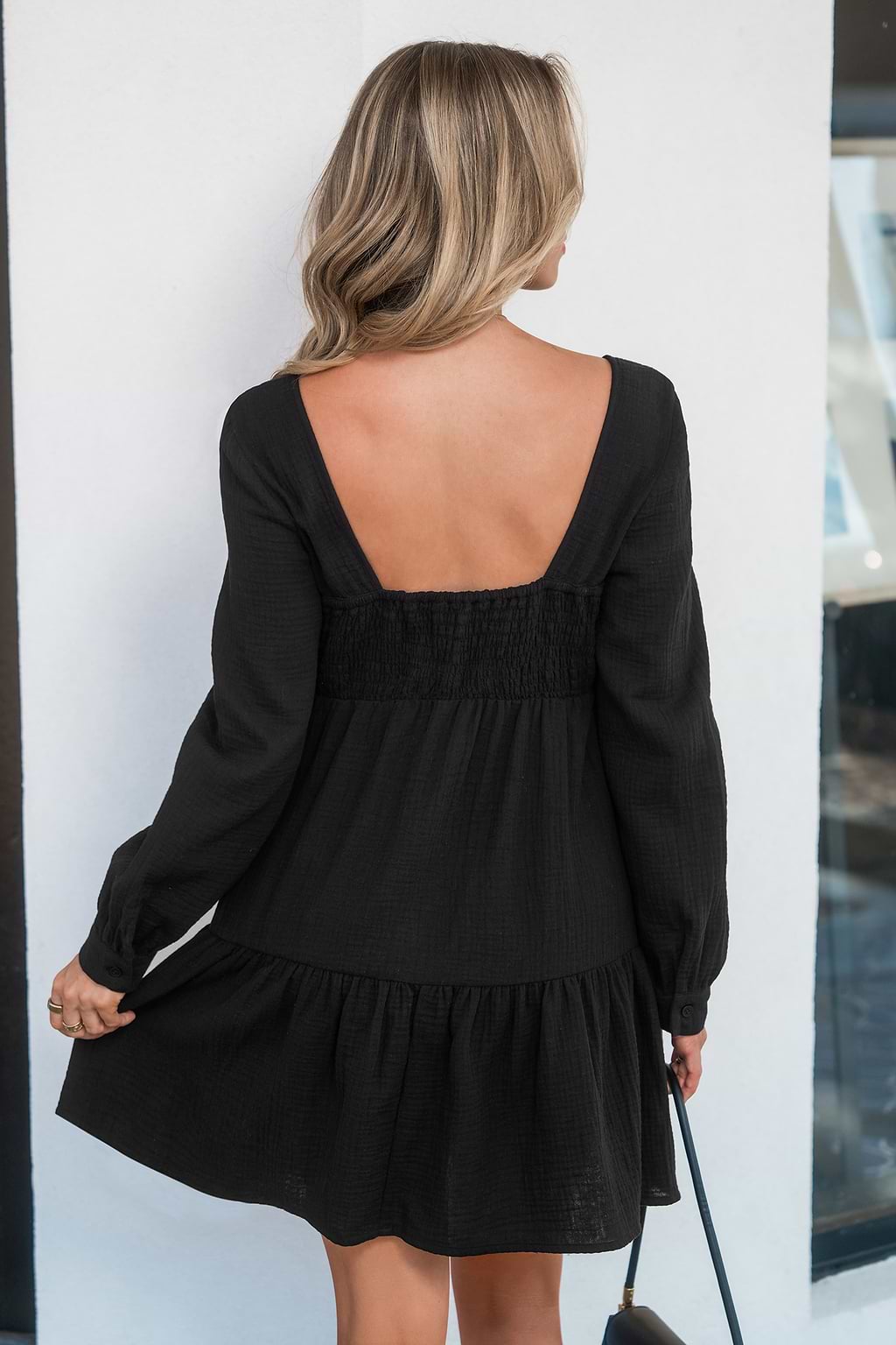 Zwarte linnen mini-jurk met lange mouwen en V-hals