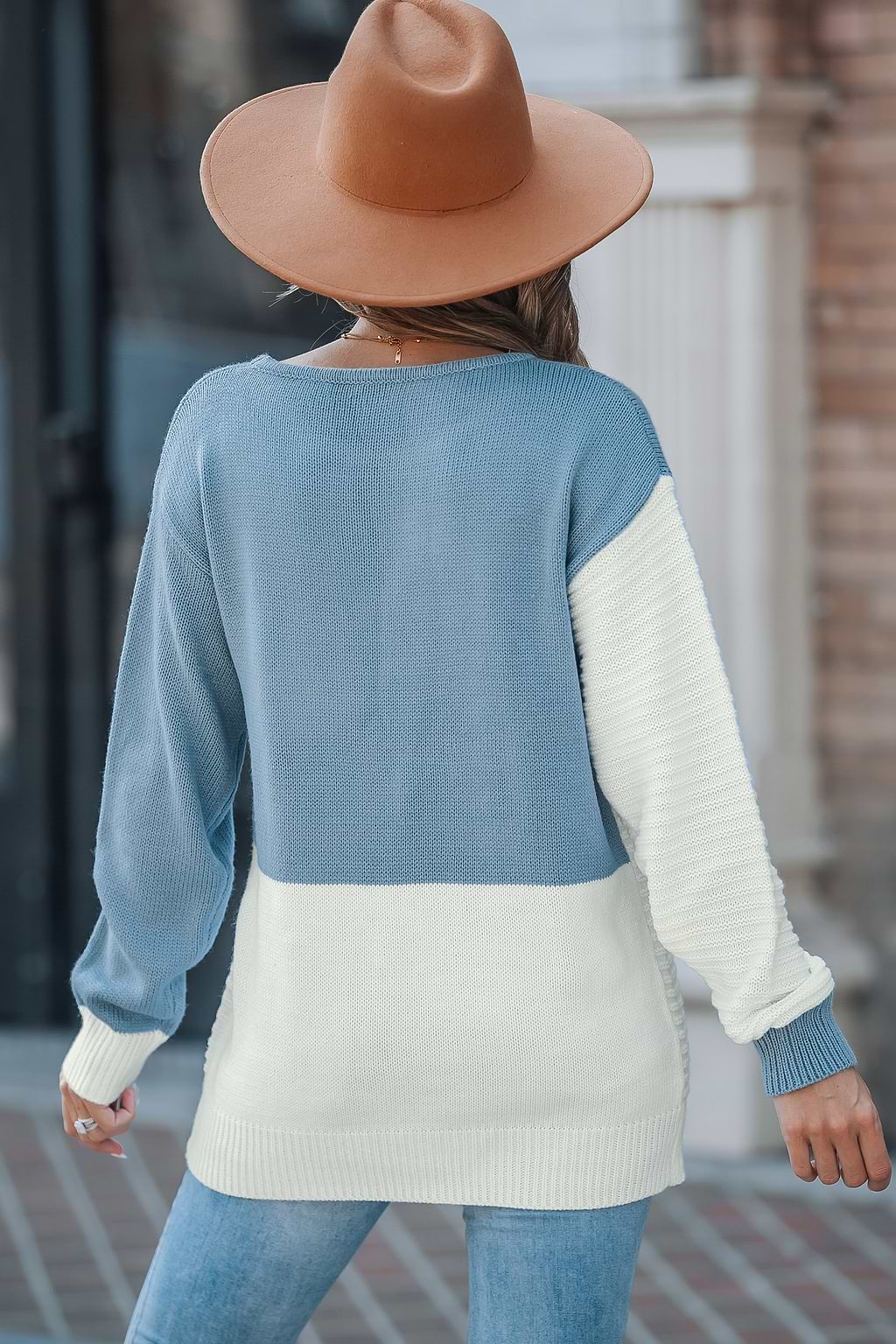 Maglione asimmetrico colorblock blu e bianco