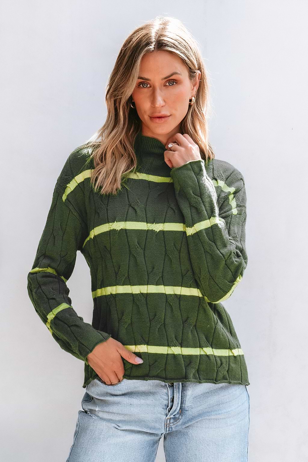 Maglione a collo alto in maglia a trecce a righe verdi