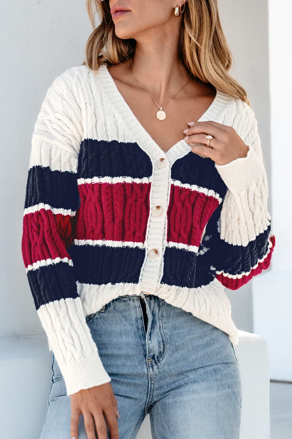 Weißer langärmeliger Kabelstrick-Cardigan mit Knopfleiste