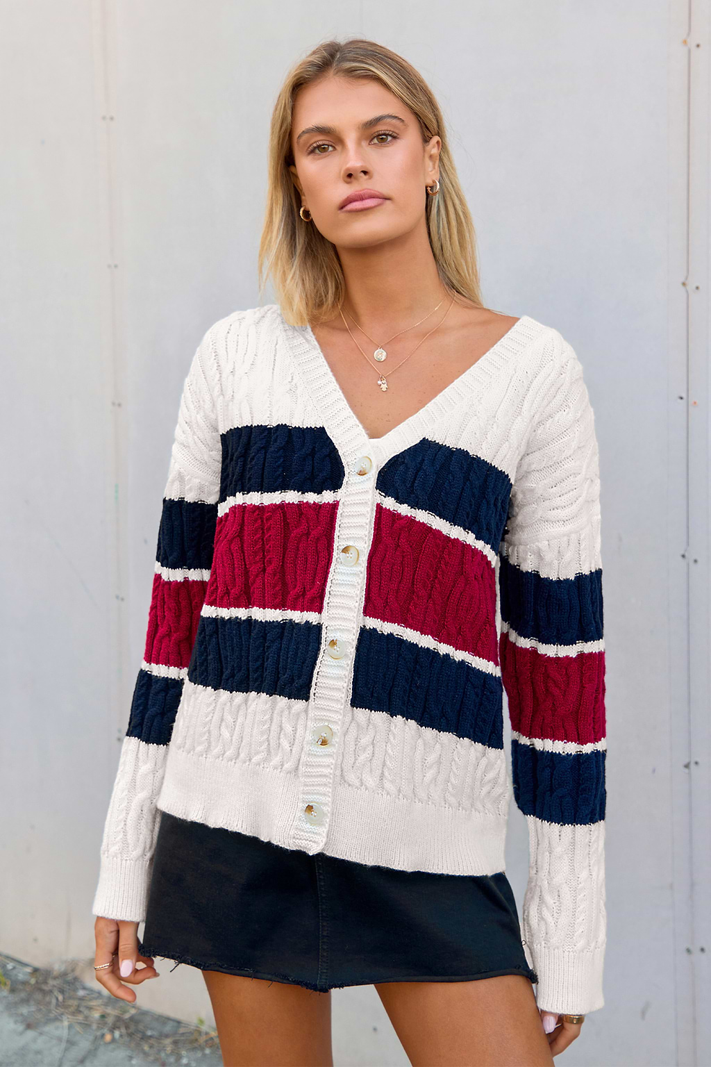 Weißer langärmeliger Kabelstrick-Cardigan mit Knopfleiste